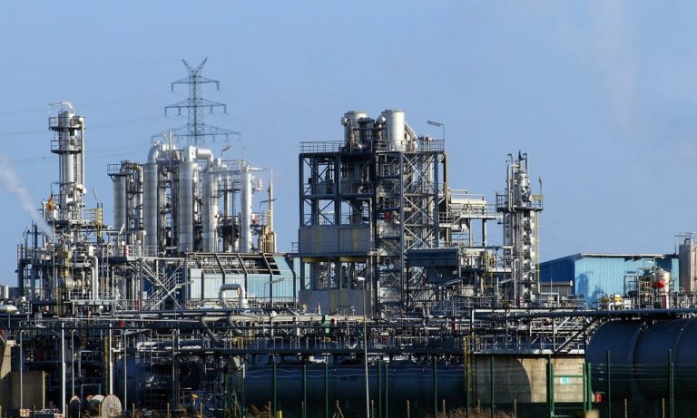 🔻 La raffinerie de Total à La Mède devant le tribunal administratif de Marseille