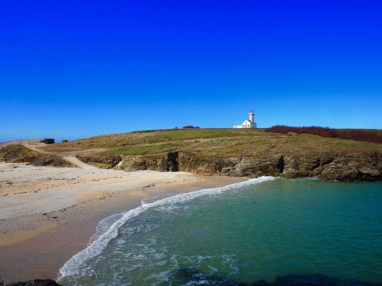 🔻 Un projet hôtelier sur une île bretonne abandonné après un jugement
