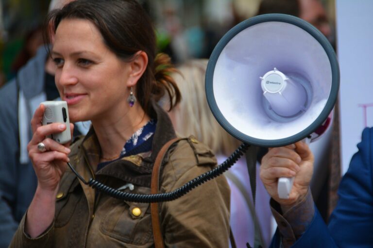 Deux-Sèvres: des milliers d&rsquo;opposants rassemblés contre les « méga-bassines »