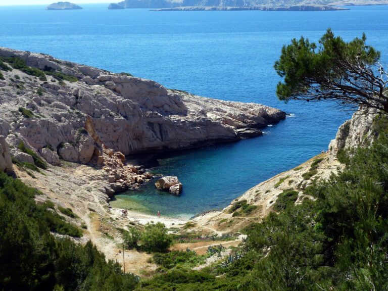 Déchets sauvages dans les Calanques: prison requise contre deux entrepreneurs marseillais