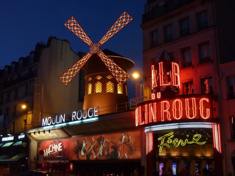 La mairie de Paris demande au Moulin Rouge de ne plus utiliser de serpents