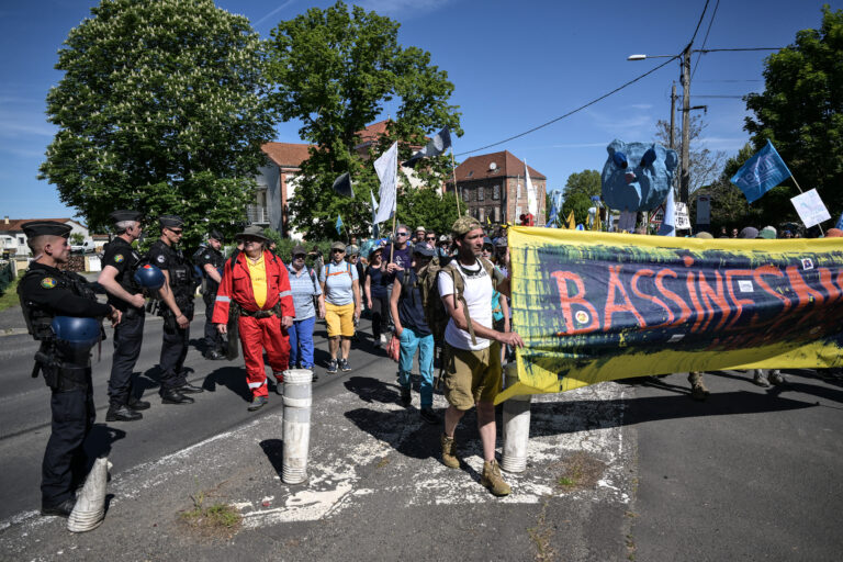 « Bassine arrière! »: des milliers de manifestants s&rsquo;opposent à un projet de « mégabassines » dans le Puy-de-Dôme