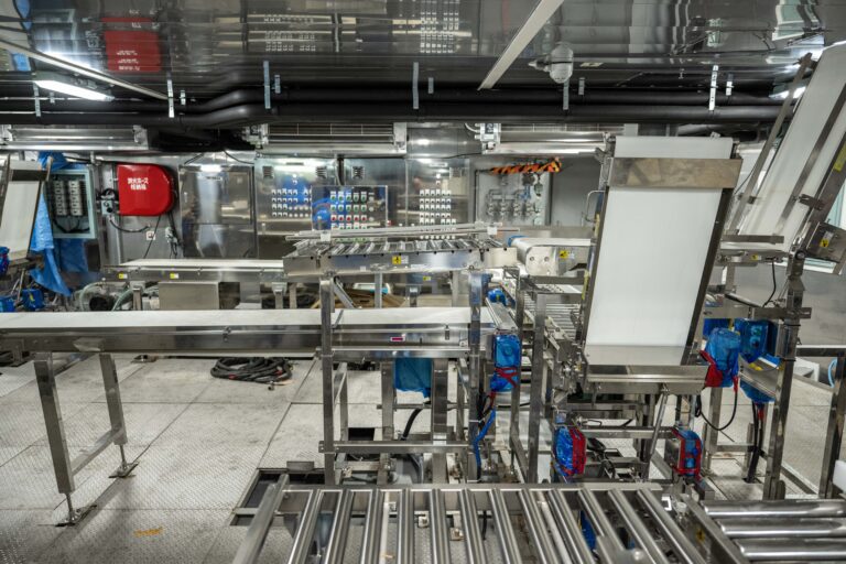 Drones, wifi et longs couteaux: à bord du nouveau bateau-usine baleinier du Japon