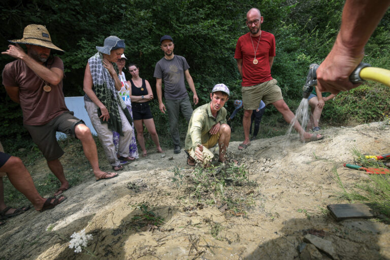 Dans la Drôme, des agriculteurs tentent de « ralentir » l&rsquo;eau