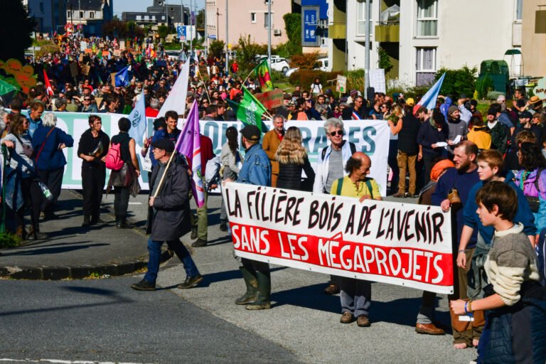 Creuse : manifestation d&rsquo;opposants contre « l&rsquo;industrialisation de la forêt »