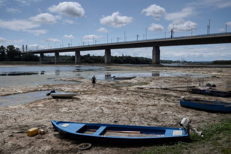 Le long d&rsquo;un Danube asséché, bateaux échoués et pêcheurs sans travail
