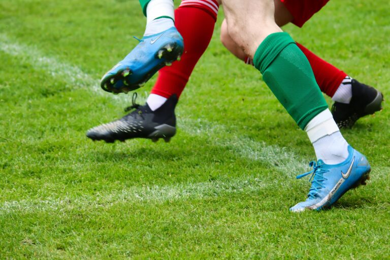 Or bleu et rectangle vert: la chaleur oblige à repenser l&rsquo;arrosage des pelouses de foot
