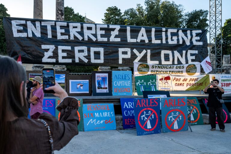 Un « front du refus » inédit mobilisé à Arles contre une ligne aérienne THT